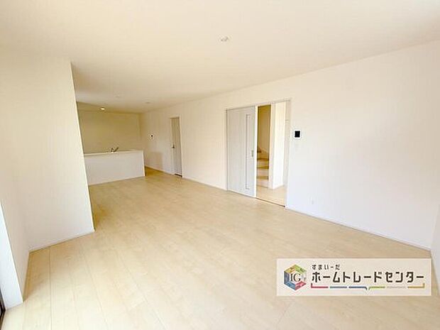 【リビング】LDKのリビングスペースです。広く奥行きのあるリビングの為、ダイニング、リビングの各スペースがしっかりと確保できます。お食事の後はこちらに移って皆様でおくつろぎください。