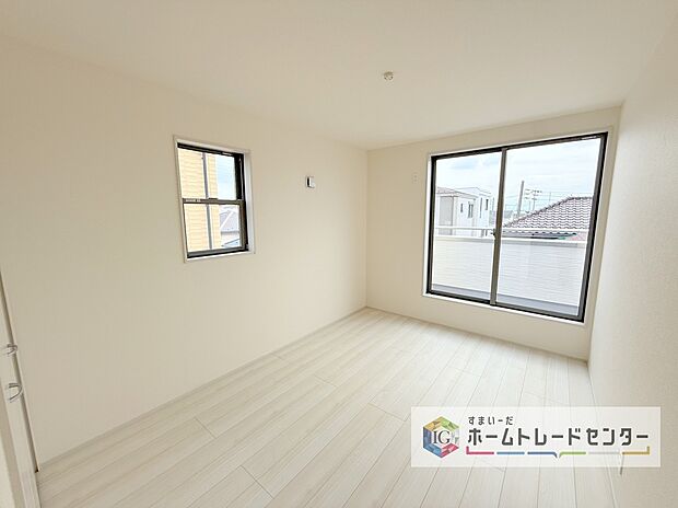 【洋室】2面採光の洋室です。窓からの眺望もよくなり視界が広いので、部屋にいても飽きません、そしてもちろん大切なのは明るさと風通し、明るい日差しと心地よい風で自分のお部屋でくつろげる贅沢をご提供します。