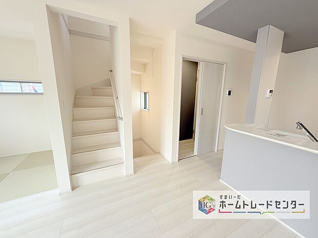 【リビング】帰宅時・外出時の自然なコミュニケーションを育むリビングイン階段を採用。家族が必ず顔を合わせて欲しい。そんな思いをこめています。