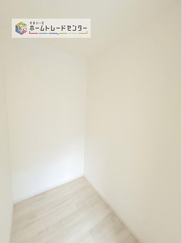 【収納】あると助かるウォークインクローゼットです。長く住むにつれて自然と多くなるお荷物も楽々しっかりと収納できます。また、時間のかかる衣替えも衣服の順番を変えるだけでいつでも簡単にできてストレスフリー。