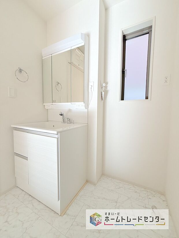 【【洗面所】】合わせ鏡が可能な3面鏡です。朝の忙しい時間でもの身だしなみのチェックもここだけで完結できます。もちろん鏡の後ろは充分な収納力を持った収納となっており、視界に入る部分はスッキリと片付きます。