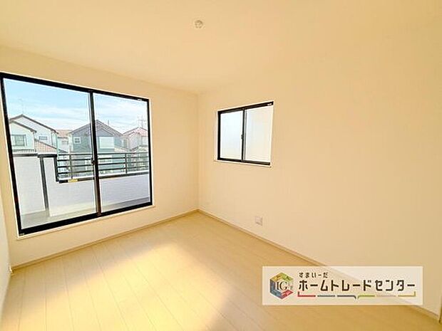 【洋室】日当りの良さは写真でも充分に伝わるかと思いますが、開放感のある周囲にめぐまれたおかげで、風通しもとても良くなっております。ぜひ現地を見ていただき体感していただきたいポイントです。