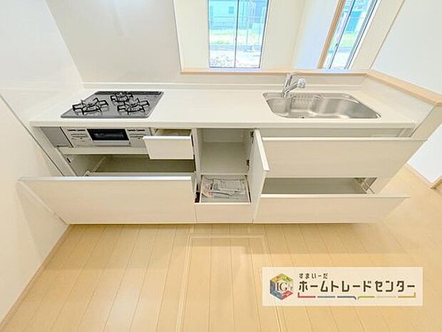 【【システムキッチン】】見栄えもよくお手入れもスムーズに出来ます。豊富な収納力もございますので、キッチンスペースをスッキリとお使い頂けそうです。