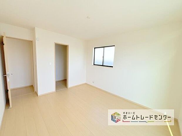 【洋室】主寝室は7.25帖、お子様がまだ小さいご家庭なら2階のお部屋はここだけでいいかもしれません、もちろんウォークインクローゼットがついておりますので、荷物に悩まされることなく、好きに家具の配置ができます