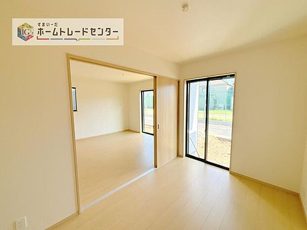 【洋室】リビング隣接の洋室は、その機能を発揮できるようしっかりとした広さをお取りいたしました。普段は開放スペース、お子様の遊び場、お客様がいらしたとき、ご両親様がお泊りに来た時など、色々と使い道がございます。