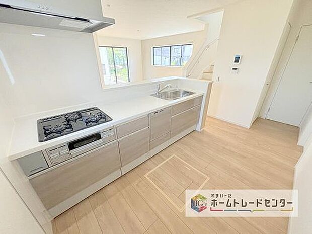 【【システムキッチン】】キッチンスペースはご家族みんなで作業ができるスペースを確保しております。みんなで楽しくお料理やお片付けをすれば、家事の時間も家族のコミュニケーションの時間に変わります。

