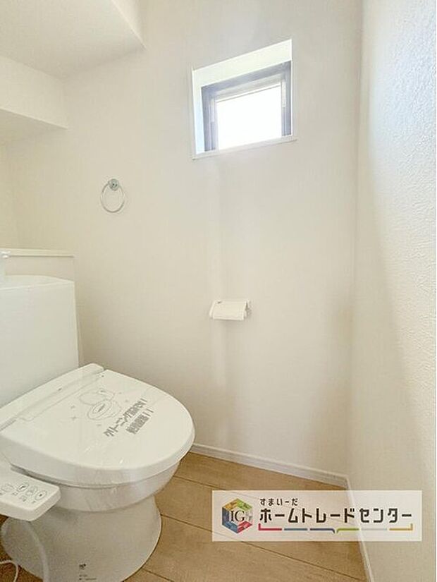 【【トイレ】】暖房機能の付いた便座は冬の寒い日にはあって良かったと本当に思います。もちろん快適で清潔なシャワー機能は標準で備えています。スペースも広くとっているので普段のお掃除もしやすいトイレスペースです。