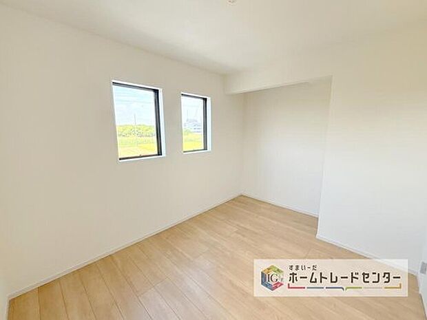 【洋室】収納スペースは住宅を探す際には重要なポイントの一つだと思います。そのため少しでも空間が取れるところは可能な限り収納スペースとしたしました。居室をスッキリとお使いいただきたいお客様に大変喜ばれています。