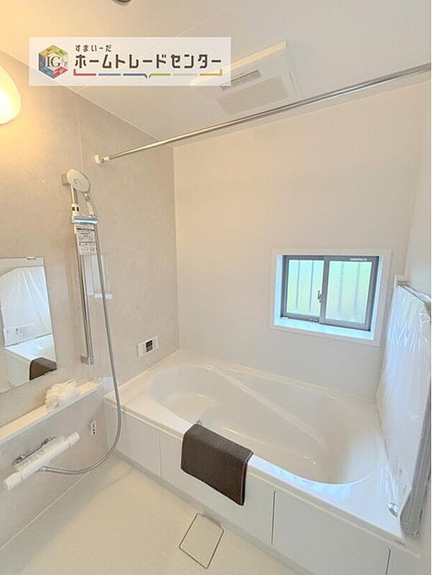 【【1坪タイプバスルーム】】一坪タイプのユニットバスは、足をしっかりと延ばして一日の疲れを癒すことが可能です。浴室暖房乾燥機も完備しておりますので、カビの心配が無いのはもちろん、雨の日のお洗濯物はお風呂で乾かせます。
