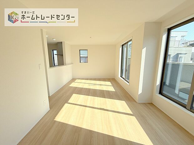 【リビング】キッチンから見て、横長のリビングはご来客時に、キッチンはもちろんダイニングスペースを視界に入れない配置が可能です。生活感をお客様に見せたくない方などにも喜ばれています。家具の配置もしやすいのも良いです