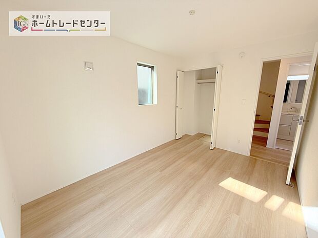 【洋室】収納を完備している居室です。収納が豊富な住宅は居室空間がしっかりと使えるので暮らしやすさが断然に上がります。荷物をを気にすることなく家具の配置をお好み通りにできるのも大きな魅力です。
