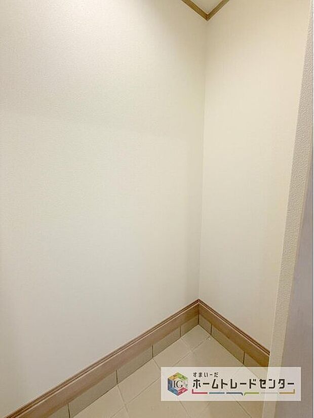 【【シューズインクローク】】ロングブーツやトレッキング靴もすっぽり収まる玄関収納。靴はもちろんベビーカーやお子さんの遊び道具なども置いていただけます。