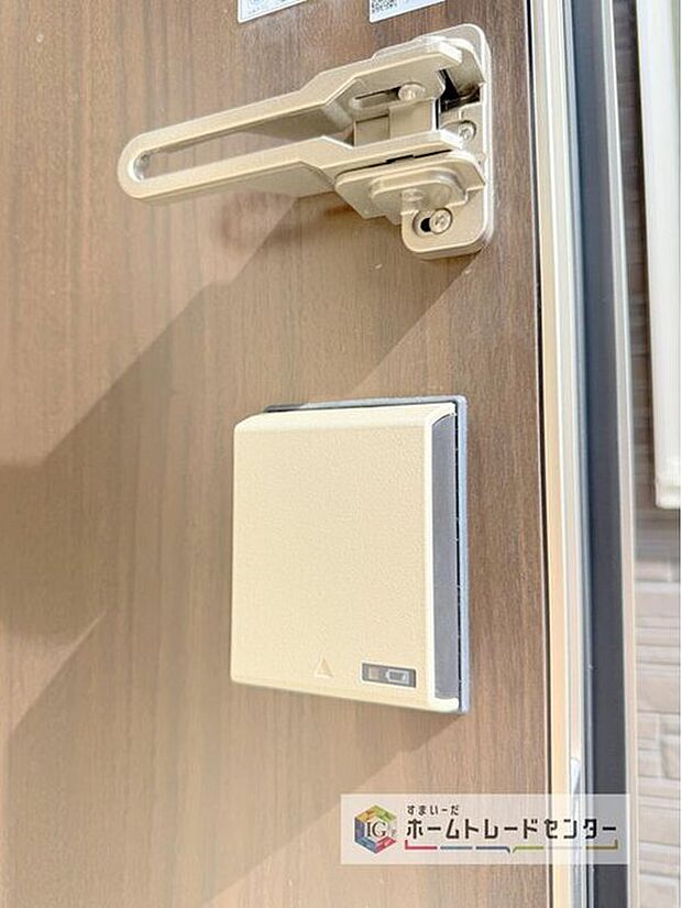 【【スマートキー】】たくさんお買い物をした時や、お子様を抱っこしながらでも簡単に開けられるのが便利。急いでいる時でも鍵を取り出さずに済みます。