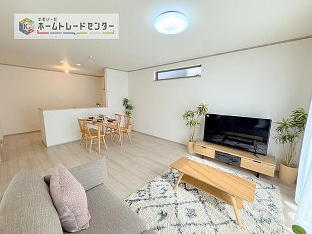 【 リビング】対面キッチンの前にダイニングテーブルを置き、手前側がリビングスペースになるかと思います。広く奥行きがありますので、ダイニング、リビングの各スペースの役割をしっかり分けて確保していただけます。