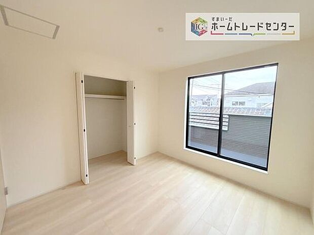 【洋室】2階洋室です。このお部屋と隣室どちらからでもバルコニーは出入り可能です。バルコニーに面したお部屋を主寝室にしたのはいいけれど、お休みになってる方がいてお洗濯ものを干しに行けない、なんてことはありません