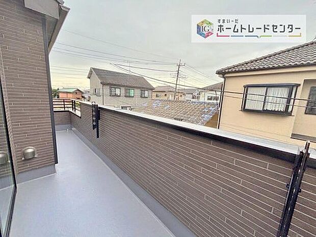 【 バルコニー】南面に面したバルコニーはもちろん日当たり良好です。お洗濯物を干していただく際にも楽にできるように奥行きを広くお取りいたしました。明るく、暖かなゆとりあるスペースで快適に家事を行っていただけます。