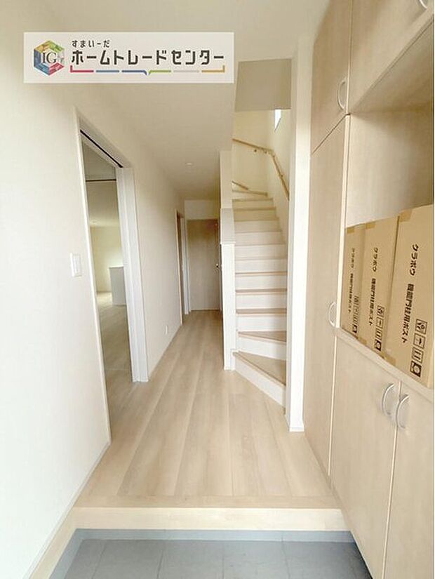 【 玄関】玄関ホールを広めにお取りいたしました。居室を広くとるために圧縮することも多いですが、家に入ってすぐ解放感を感じる贅沢な広さがあるのは気持ちのいいものです。家の第一印象となる部分、大切だと思います。