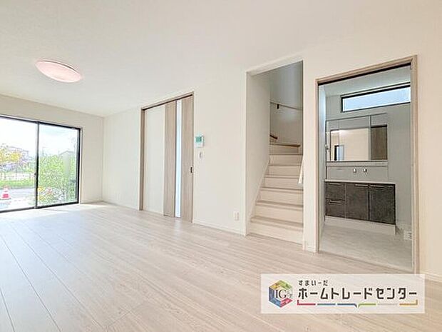 【【リビングイン階段】】帰宅時・外出時の自然なコミュニケーションを育むリビングイン階段を採用。家族が必ず顔を合わせて欲しい。そんな思いをこめています。