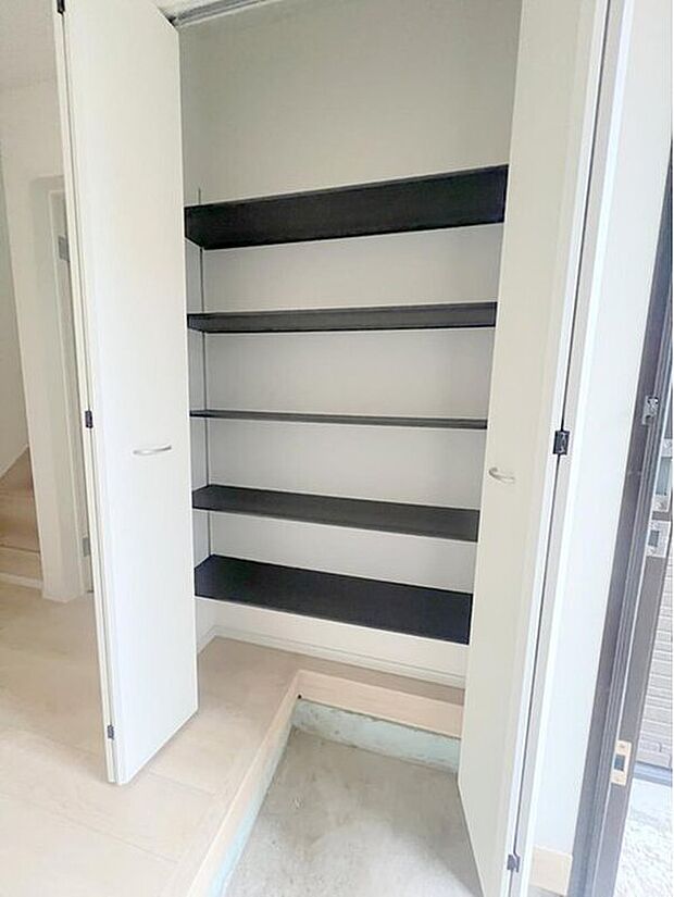 【玄関収納】玄関に備え付けのシューズボックスです。大容量の収納力でご家族の履物もすっきり収納♪中は可動棚になっていて、サンダルから高さのあるブーツまでご家族の用途に合わせて自由にたくさん収納することができます。