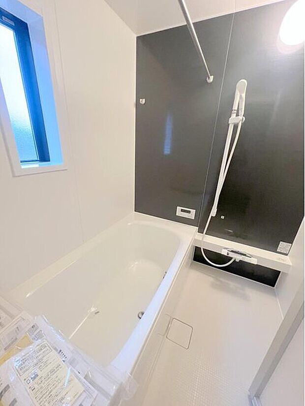 【【浴室】】浴室は半身浴も可能なバスタブに洗い場を広くとった１坪タイプを採用しております。浴室暖房乾燥機も完備しておりますので、雨の日のお洗濯物も乾かせます。窓があることで換気環境も良好、お掃除もスムーズに♪