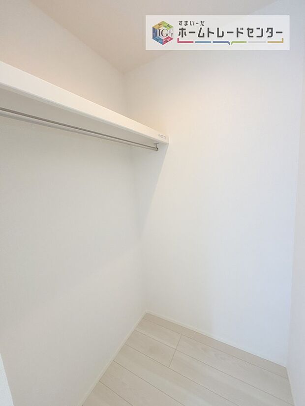 【収納】分かりにくくてすみません、ウォークインクローゼットです。各部屋に収納があるのはもちろんですが、同規模の収納をこの物件では2つ設けました。居室はスッキリとなり、空間を最大限有効利用していただけます。

