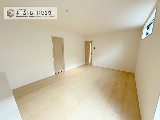 【リビング】日当たりもよく、広々としたリビングです。ゆったりとした家族の時間をお過ごしいただけます。休日はご家族そろって、またはお友達を誘って、明るいリビングで楽しい時間をお過ごしください。