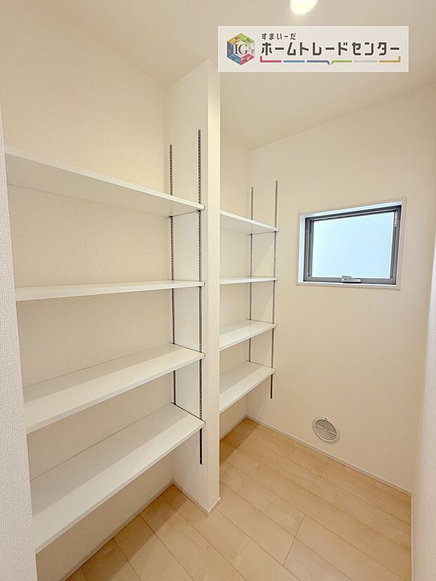 【【パントリー】】ミネラルウォーターや調味料など、まとめ買いしても置き場所の心配がいりません。育ちざかりのお子様を持つママにとっても嬉しいスペースです。

