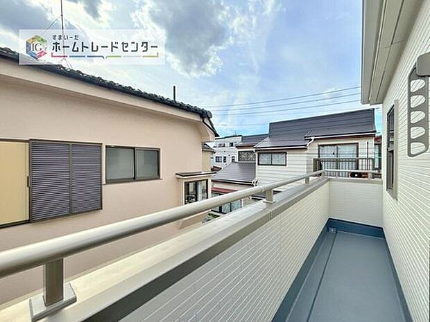 【バルコニー】ロングバルコニーは横幅を十分に確保してますので、家族のお布団もまとめて干せます♪南向きで日当たり◎