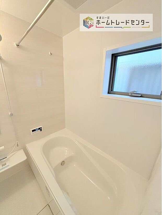 【【浴室】】一坪タイプのユニットバスは、足をしっかりと延ばして一日の疲れを癒すことが可能です。浴室暖房乾燥機も完備しておりますので、カビの心配が無いのはもちろん、雨の日のお洗濯物はお風呂で乾かせます。