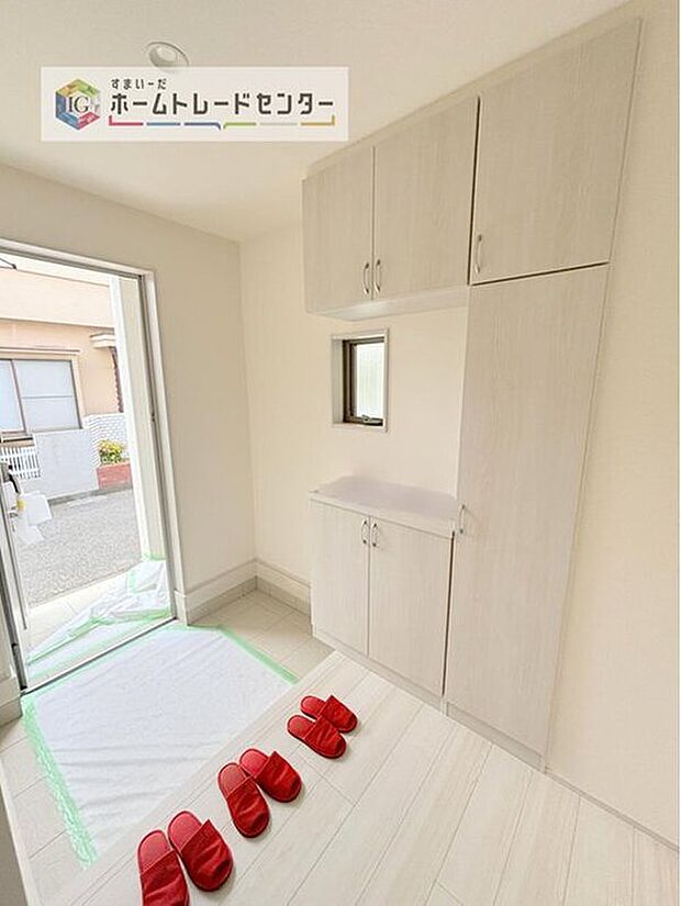 【玄関】天井近くまでの高さがあり、収納力が高いコの字型のシューズボックスです♪ご家族の履物もスッキリできます。間の空間部分は、家族のカギ置き場にして機能的に使ったりと、様々な用途で使用できます。