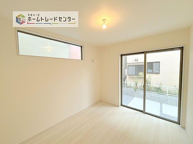 【洋室】2面採光の洋室です。窓からの眺望もよくなり視界が広いので、部屋にいても飽きません、そしてもちろん大切なのは明るさと風通し、明るい日差しと心地よい風で自分のお部屋でくつろげる贅沢をご提供します。