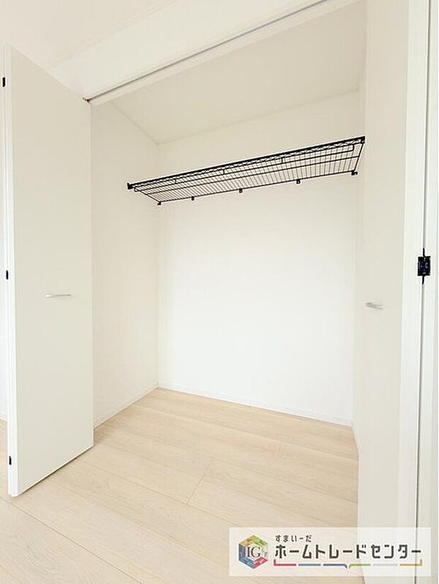 【収納】収納スペースは住宅を探す際には重要なポイントの一つだと思います。そのため少しでも空間が取れるところは可能な限り収納スペースとしたしました。居室をスッキリとお使いいただきたいお客様に大変喜ばれています。