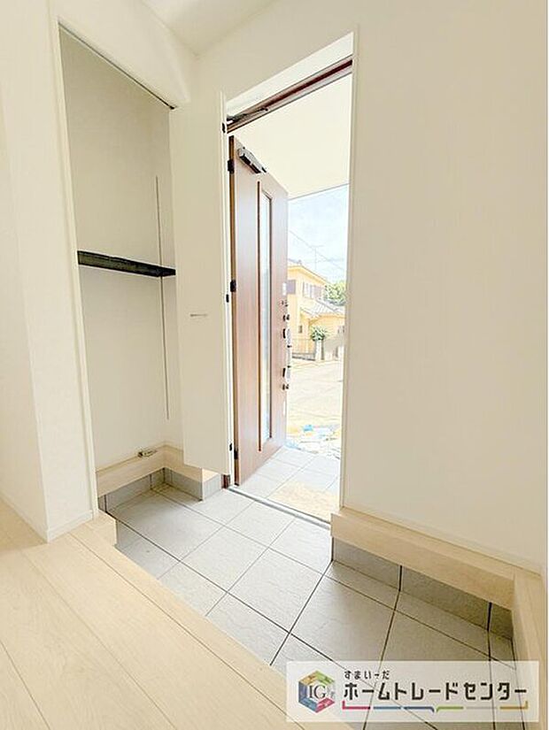 【玄関】玄関に備え付けのシューズボックス。大容量の収納力でご家族の履物もすっきり収納できます♪片付けが楽になる豊富な収納は、日々のストレス軽減にもつながります。