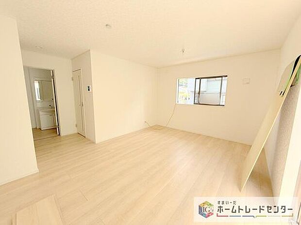 【リビング】日当たりもよく、広々としたリビングです。ゆったりとした家族の時間をお過ごしいただけます。休日はご家族そろって、またはお友達を誘って、明るいリビングで楽しい時間をお過ごしください。