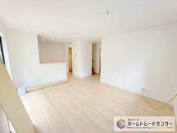 【リビング】対面キッチン前の空間を広めにとっておりますので、ダイニングテーブルを置いてご家族皆様で食卓を囲ってもらっても充分なスペースがございます。家族で楽しいお食事のお時間をお過ごしください。