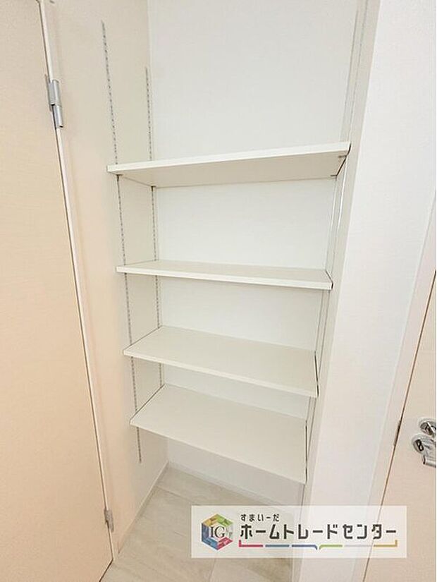 【収納】洗面所にしっかりとしたゆとりを持たせることで、普段の生活のストレスにつながります。朝の準備に洗濯物の取り回し、浴室出入りや着替えなど、機能性が求められる場所です。しっかりとした広さを確保しております。