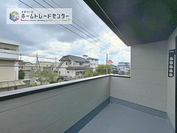 【 バルコニー】南面に面したバルコニーはもちろん日当たり良好です。お洗濯物を干していただく際にも楽にできるように奥行きを広くお取りいたしました。明るく、暖かなゆとりあるスペースで快適に家事を行っていただけます。