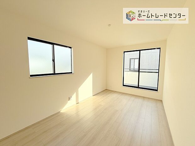 【洋室】2面採光の洋室です。窓からの眺望もよくなり視界が広いので、部屋にいても飽きません、そしてもちろん大切なのは明るさと風通し、明るい日差しと心地よい風で自分のお部屋でくつろげる贅沢をご提供します。
