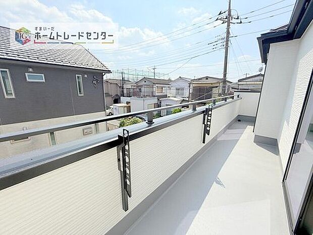 【バルコニー】南面に面したバルコニーはもちろん日当たり良好です。お洗濯物を干していただく際にも楽にできるように奥行きを広くお取りいたしました。明るく、暖かなゆとりあるスペースで快適に家事を行っていただけます。