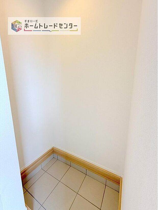 【【シューズインクローク】】ロングブーツやトレッキング靴もすっぽり収まる玄関収納。靴はもちろんベビーカーやお子さんの遊び道具なども置いていただけます。

