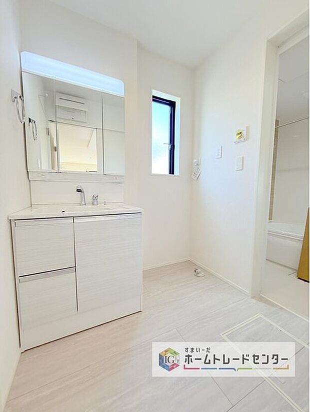 【【洗面所】】合わせ鏡が可能な3面鏡です。朝の忙しい時間でもの身だしなみのチェックもここだけで完結できます。もちろん鏡の後ろは充分な収納力を持った収納となっており、視界に入る部分はスッキリと片付きます。