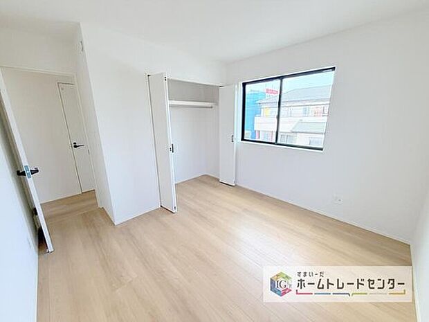 【洋室】各居室に収納を完備しております。収納が豊富な住宅は居室空間がしっかりと使えるので暮らしやすさが断然に上がります。荷物をを気にすることなく家具の配置をお好み通りにできるのも大きな魅力です。