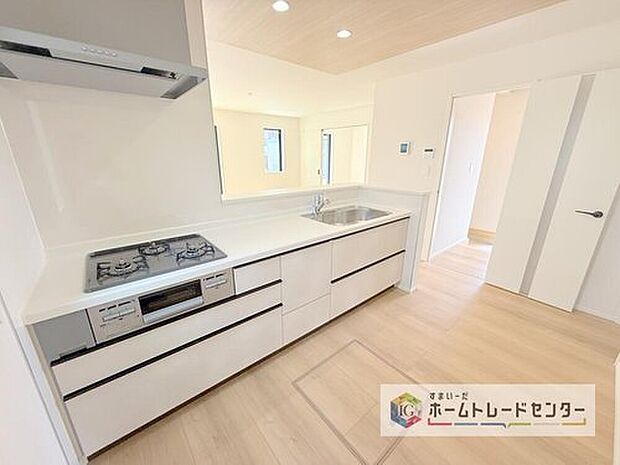 【キッチン】キッチンスペースは家族で作業が出来るよう広めにとりました。みんなで楽しくお料理をすれば、より美味しい食事が創れそうです。そしてお料理好きなお子様が育つかも、もちろん片付けもみんなでできます。