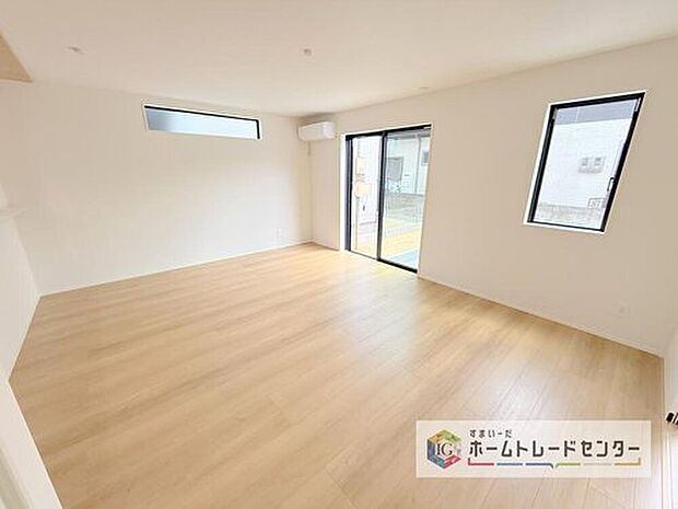 【リビング】リビングにはこだわって開口部を可能な限り多く設けました。日当たり、風通しを良くするのはもちろんですが、やはり人が集まる場所ですので開放感が必要な場所だと思います。広々としたリビングをお楽しみください
