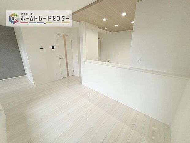 【リビング】対面キッチン前の空間を広めにとっておりますので、ダイニングテーブルを置いてご家族皆様で食卓を囲ってもらっても充分なスペースがございます。家族で楽しいお食事のお時間をお過ごしください。