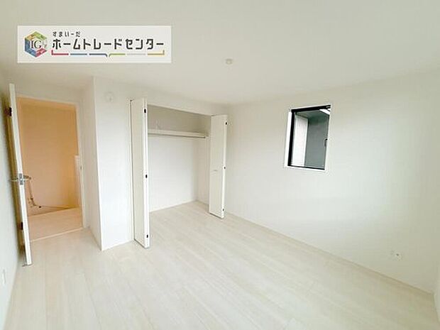 【洋室】収納を完備している居室です。収納が豊富な住宅は居室空間がしっかりと使えるので暮らしやすさが断然に上がります。荷物をを気にすることなく家具の配置をお好み通りにできるのも大きな魅力です。