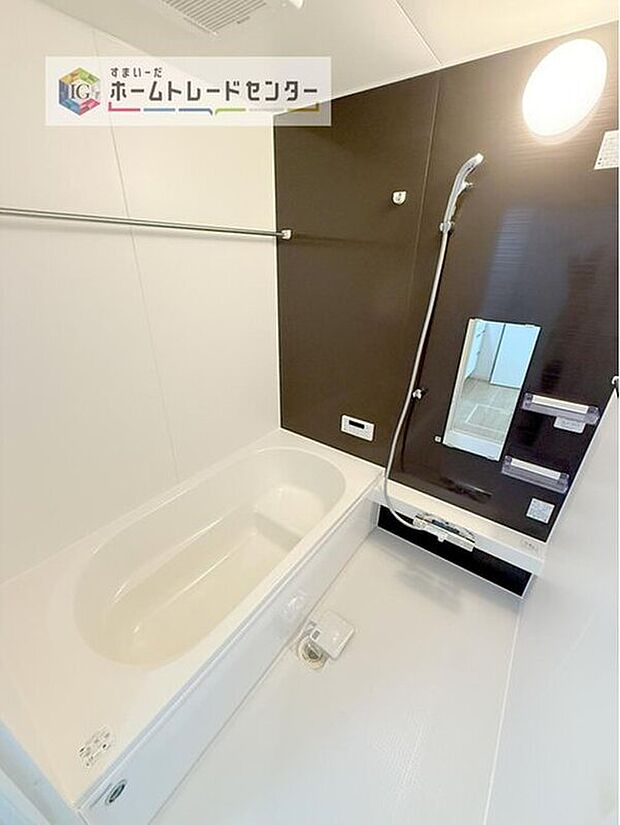 【【 浴室】】合わせ鏡が可能な3面鏡です。朝の忙しい時間でもの身だしなみのチェックもここだけで完結できます。もちろん鏡の後ろは充分な収納力を持った収納となっており、視界に入る部分はスッキリと片付きます。
