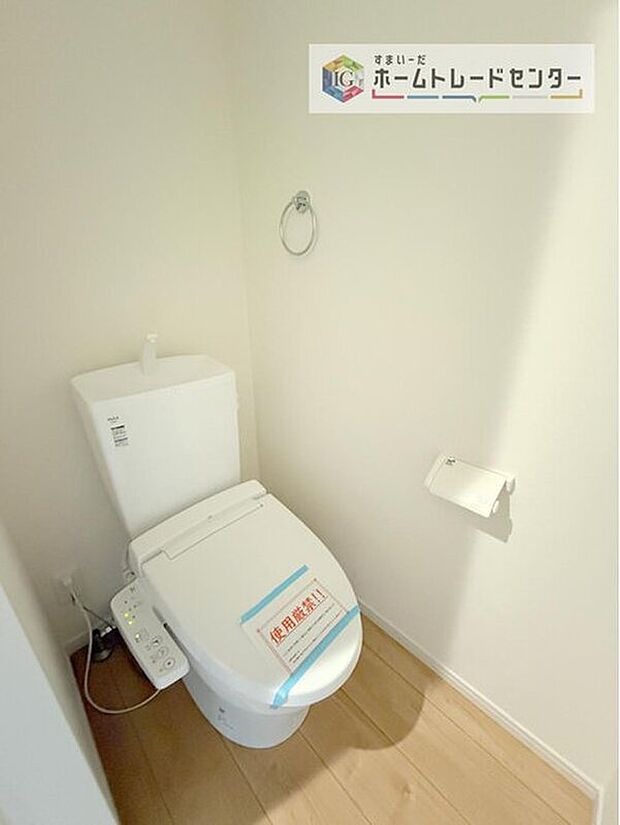 【【トイレ】】暖房機能の付いた便座は冬の寒い日にはあって良かったと本当に思います。もちろん快適で清潔なシャワー機能は標準で備えています。スペースも広くとっているので普段のお掃除もしやすいトイレスペースです。