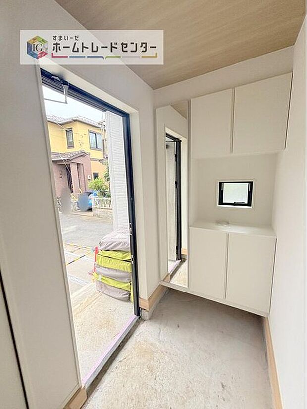 【玄関】姿見付きの下駄箱でお家を出る前にコーディネートの最終チェックをすることができます♪大容量の収納力でご家族の履物もすっきり収納できます♪片付けが楽になる豊富な収納は、日々のストレス軽減にもつながります