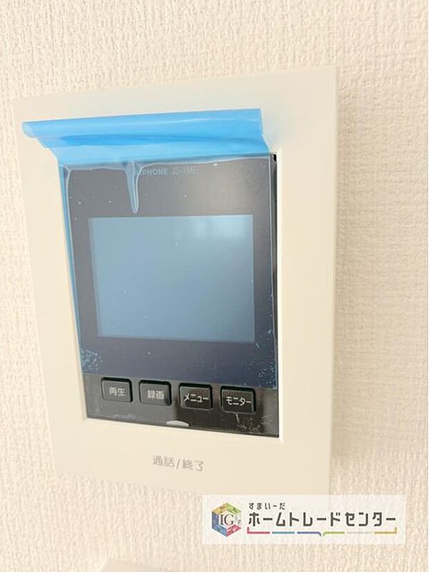 【【TVモニター付きインターホン】】録画機能もあり、どのような人が何時に来訪されたのかが分かります。防犯上はもちろん、お届け物などの把握にも便利です。ライトが付いているので、夜間でも安心です。